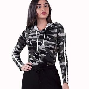 SWS/ACTIVE Cropped Camo Hoodie Pullover Size S (smaller fit)